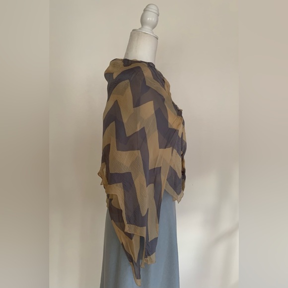 CHANEL
chevron print silk cape style blouse size M
Made in France - Picture 3 of 16